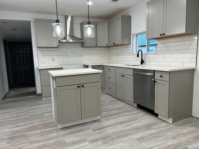 Photo - Oakland City 3 Bed/2 Bath, Beautifully Remodeled with Lovely Chefs Kitchen! House