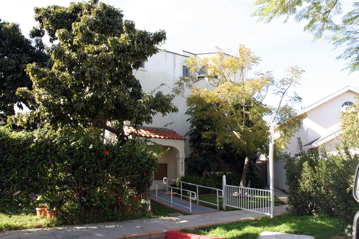 Primary Photo - 1633 Stanley Ave