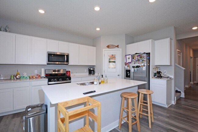 Foto del edificio - Beautiful 4-Bedroom Home with Modern Finishes & 2 Car Garage!