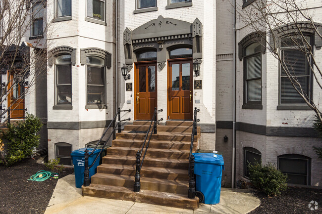 Building Photo - 6 Historic Townhomes