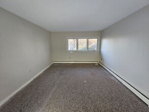 Building Photo - 47 Forest St