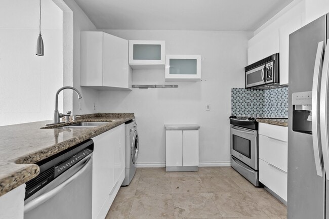 Foto del edificio - 677 NE 24th St