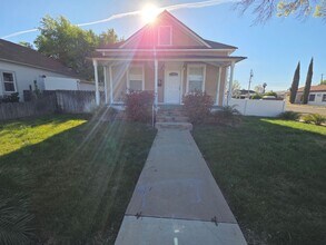 Building Photo - 407 6th St