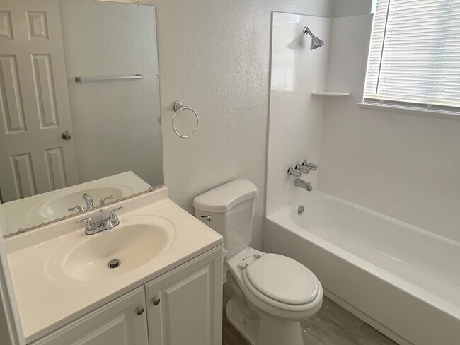 Building Photo - 801 E Siesta Dr Unit 4