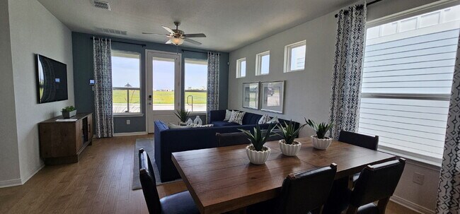 Foto del edificio - Townhome With Fenced Yard, Neighborhood Pickleball Court, Dog Park, Yard Maintenance Paid