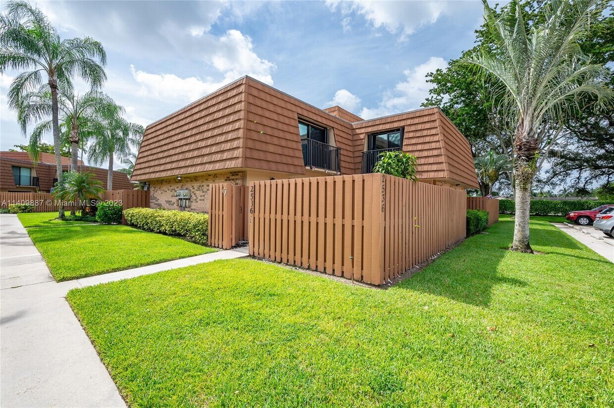 2536 Camelot Ct, Hollywood, FL 33026 Townhome Rentals in Hollywood FL