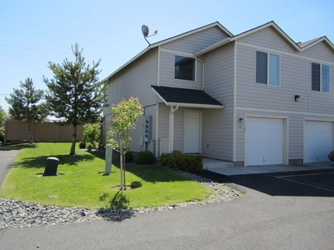Foto principal - 2 Bedroom Townhome in SW Redmond!