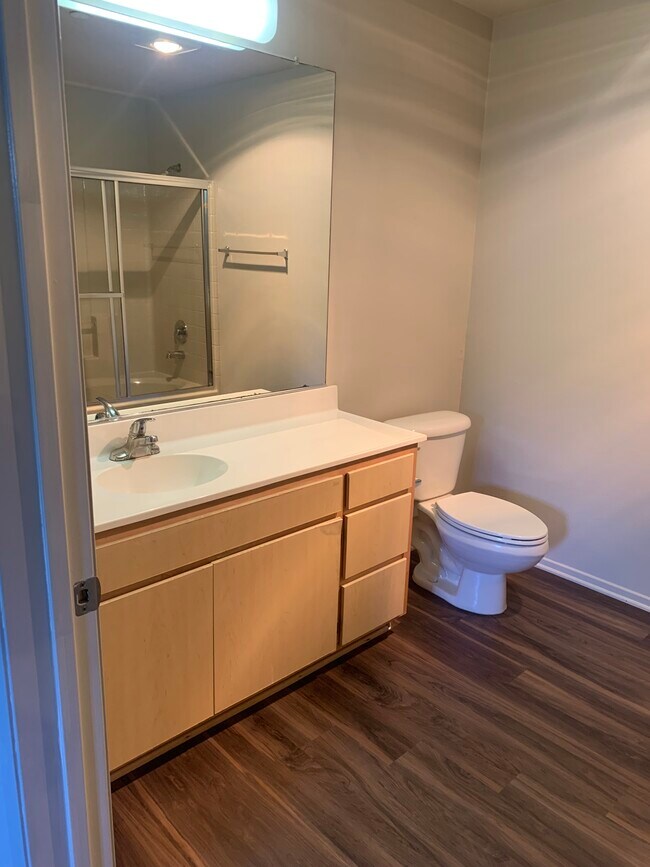 Baño 2 - 10717 Lawler St