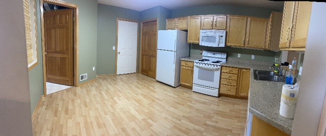 Building Photo - 674 Lake View Dr