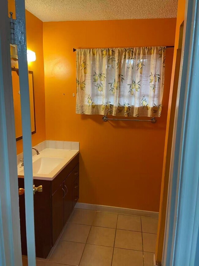 Foto del edificio - 8911 Mobud Dr