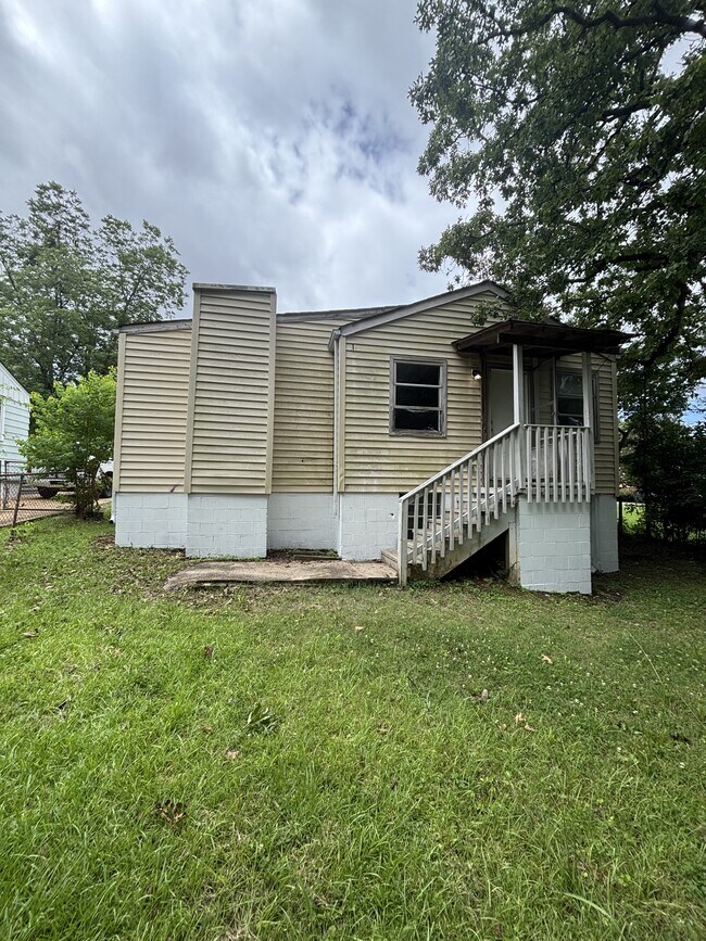 Building Photo - 1300 33rd St Ensley