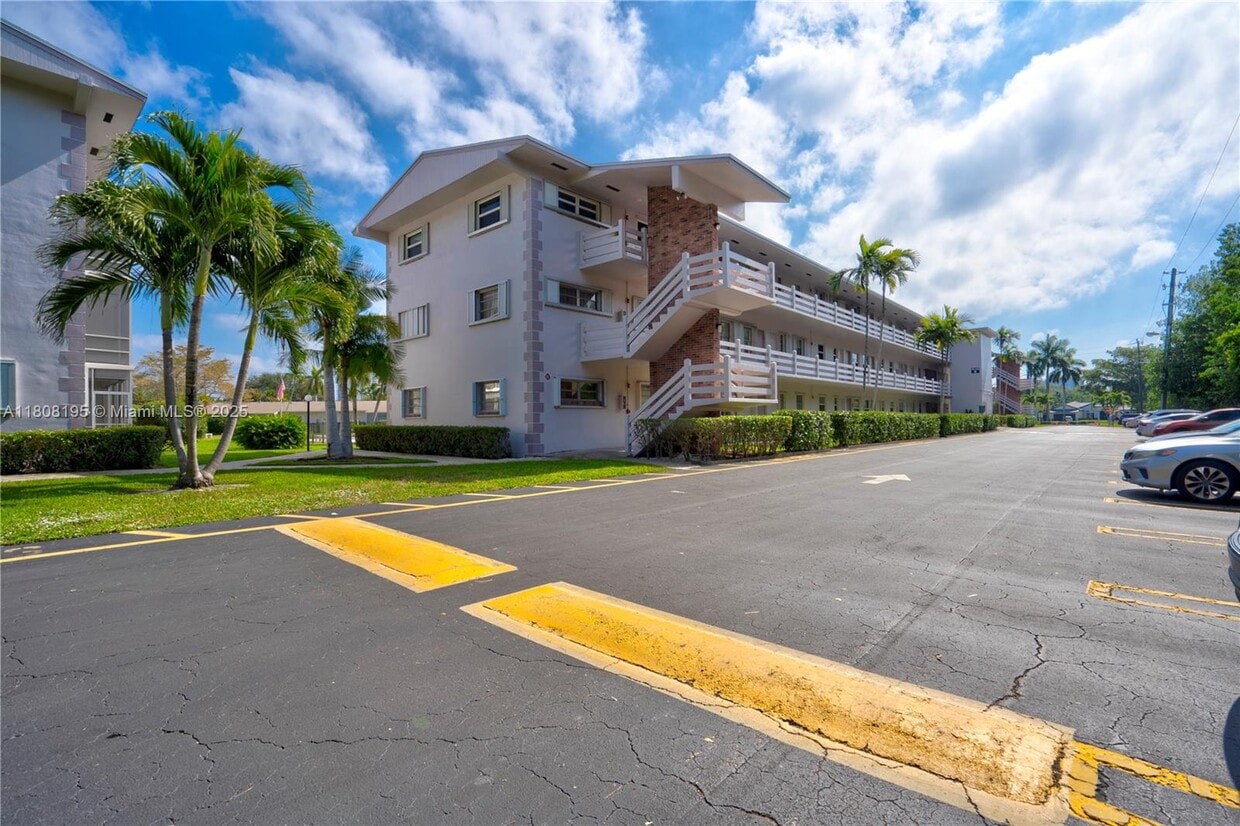 Foto principal - 700 Layne Blvd