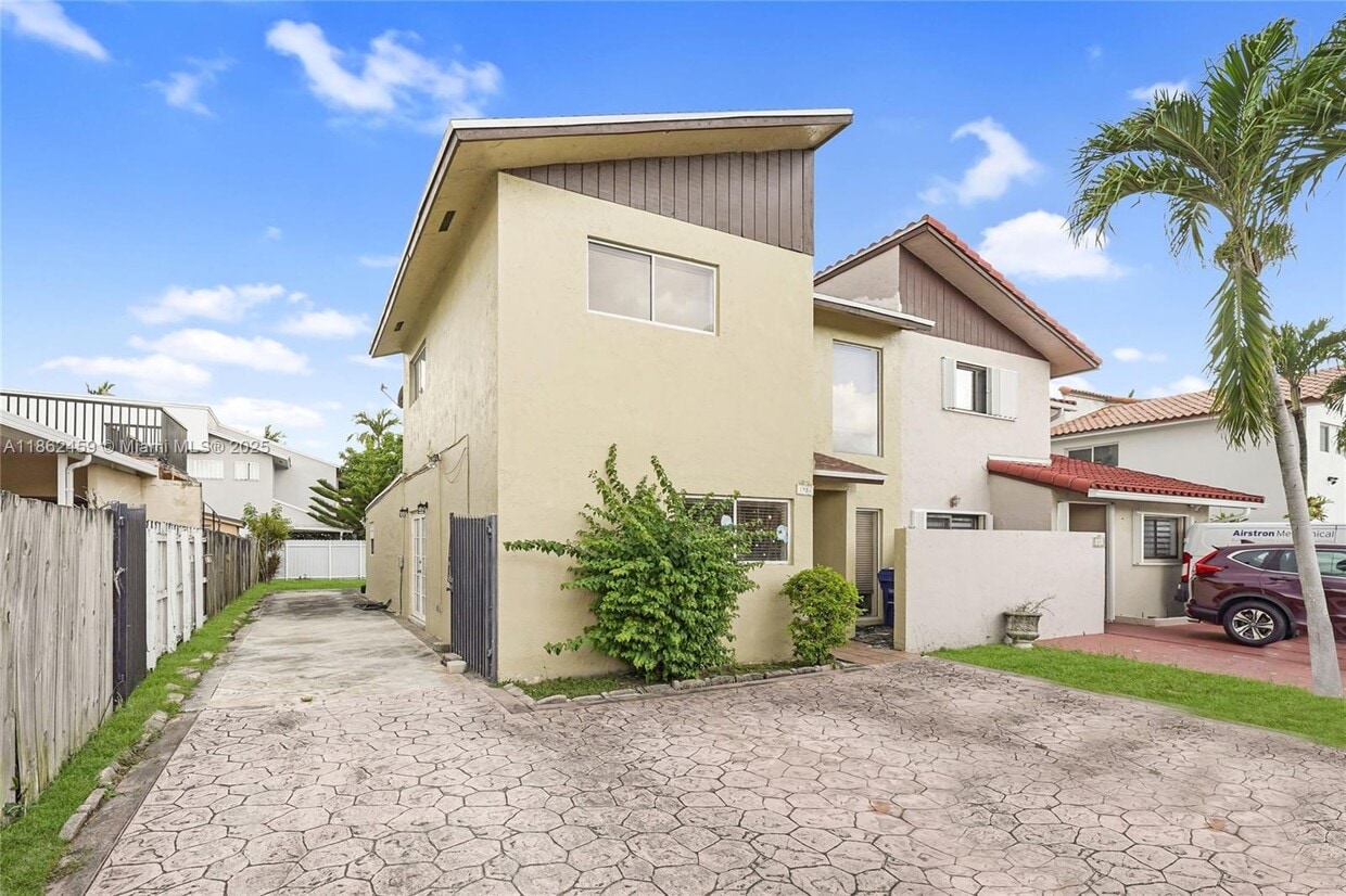 Primary Photo - 1054 SW 124th Ct