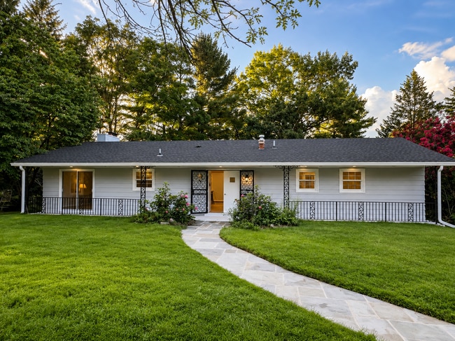 Building Photo - 1260 Kenmore Dr