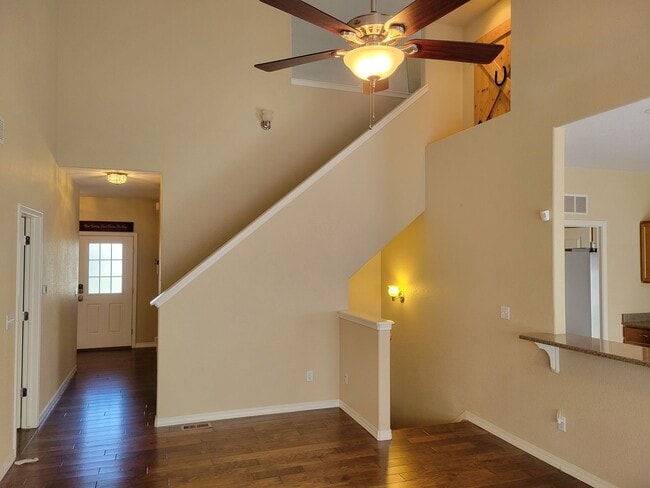 Foto del edificio - 4 Bed 3 Bath home with A/C and a gas fireplace, Available 5/8! - MileStone Real Estate Services