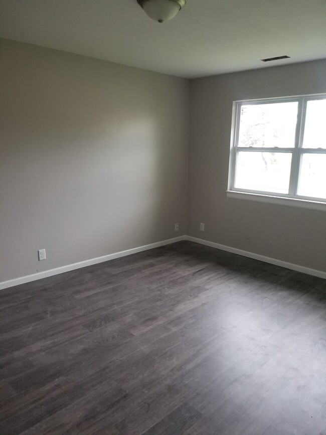 Building Photo - 420 Stratford Dr