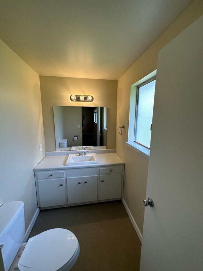 Foto del edificio - 3 Bedroom 2.5 Bathroom Hardwood Floors Fen...