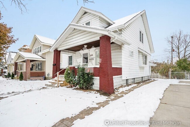 Building Photo - 919 Crescent St NE