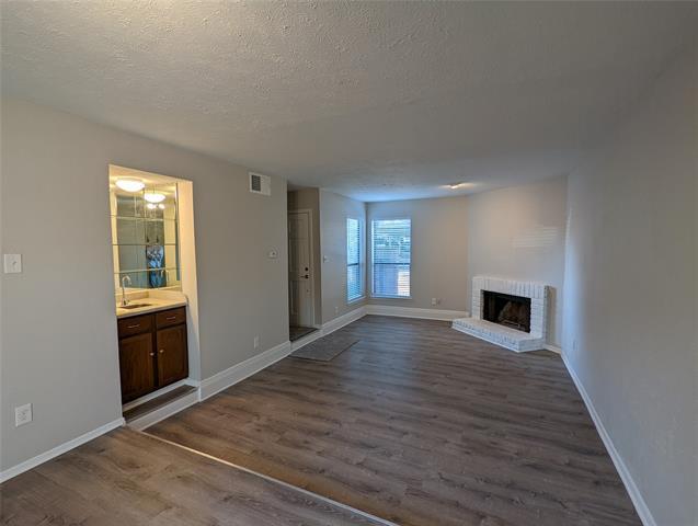 Foto del edificio - 6646 E Lovers Ln