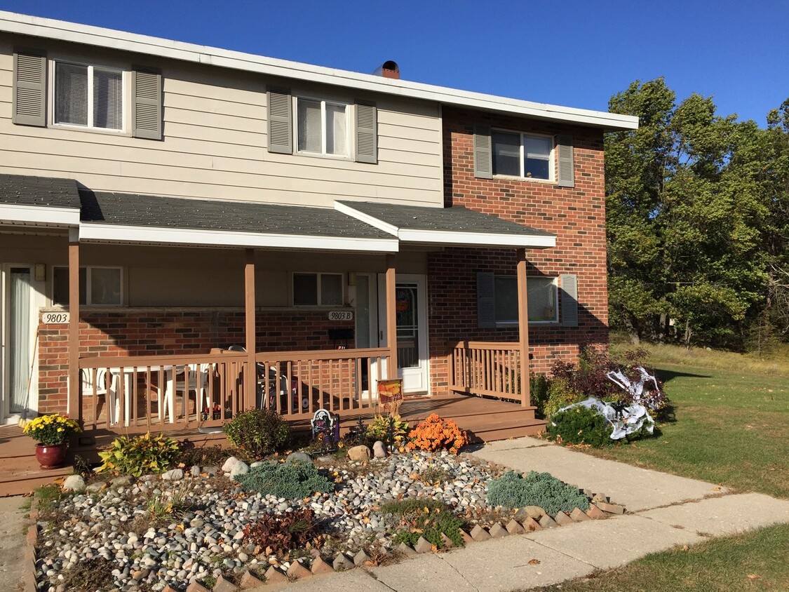 Primary Photo - 3 bedroom, 1.5 bathroom duplex with Centra...
