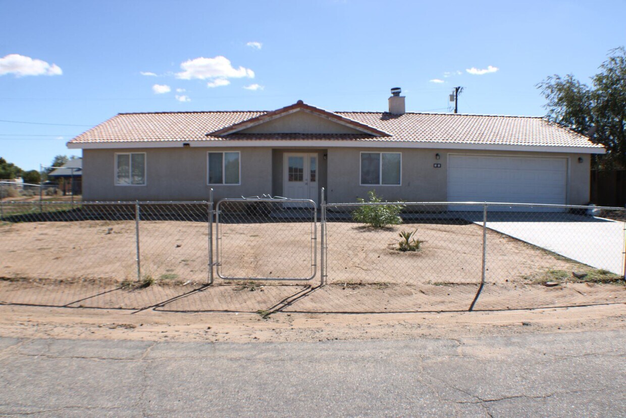 Foto principal - Move-In Ready 4BR/2BA with New Flooring, Fireplace & Spacious Kitchen