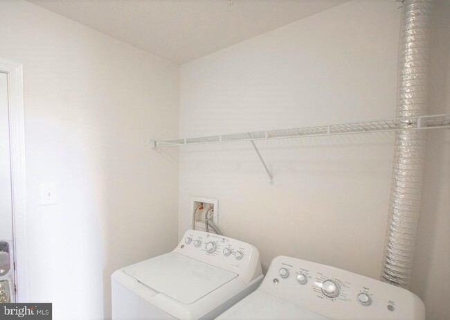 Foto del edificio - 843 Middle River Rd