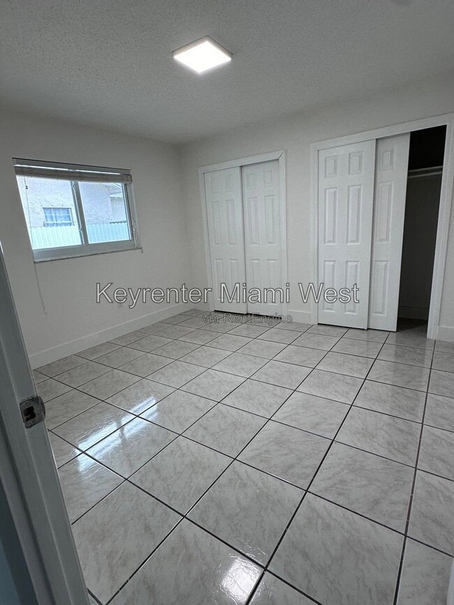 Foto del edificio - 1864 NW 27th St