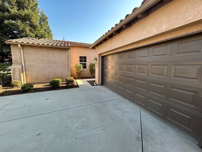 Foto del edificio - 3 Bedroom 2 bathroom with a bonus room and Solar in NW Visalia!
