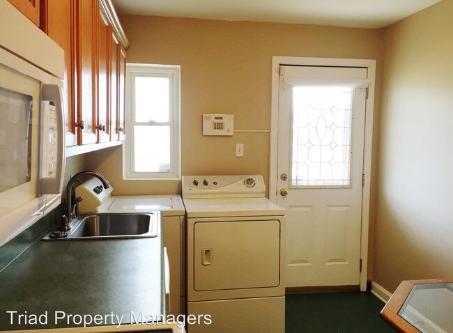 Building Photo - 523 Martin St