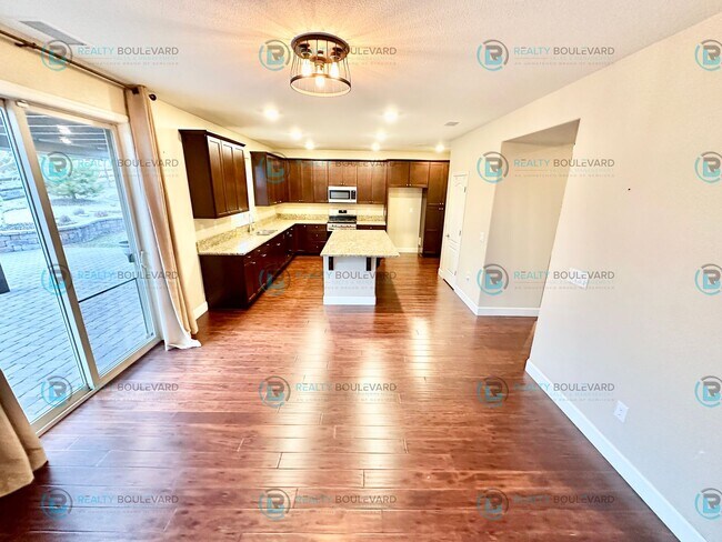 Building Photo - Spacious 4-Bedroom Gem in Somersett with S...