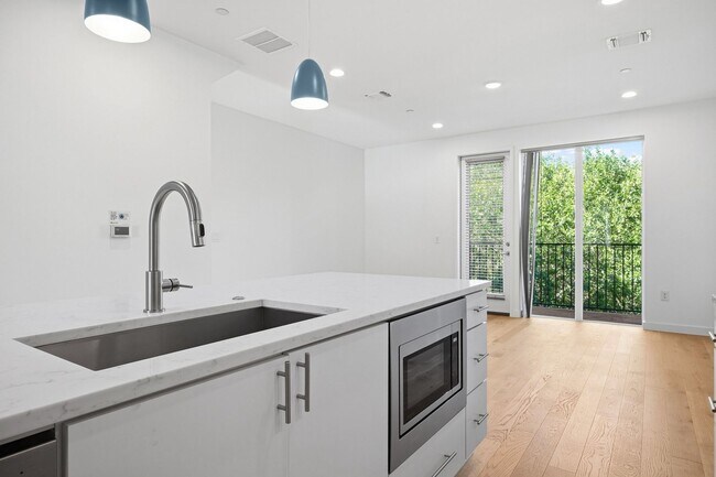 Building Photo - Experience Sophisticated East Austin Living with Modern Style & Private Garage!