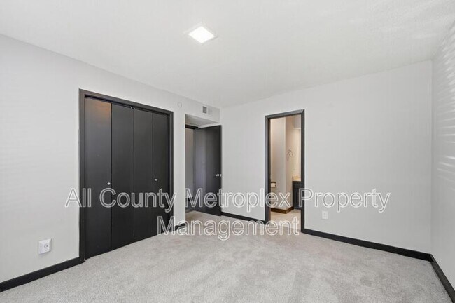 Building Photo - 7031 Holly Hill Dr