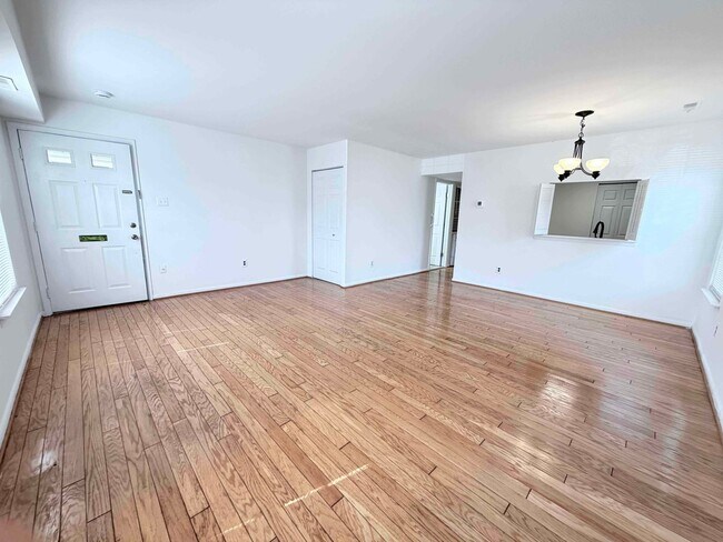 Building Photo - 2BR MORGANDALE CONDO AVAIL. IMMED!!
