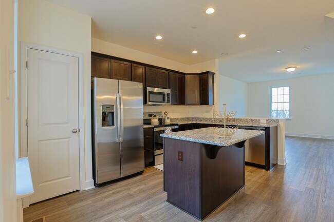 Foto del edificio - End Unit-3 bedroom Townhome!