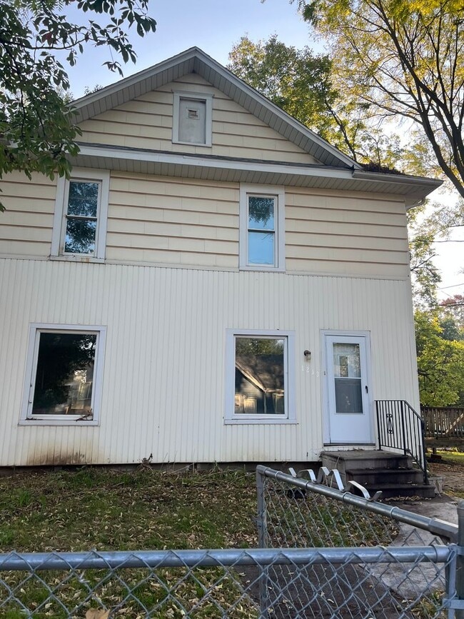 Building Photo - Spacious 4 Bedroom House