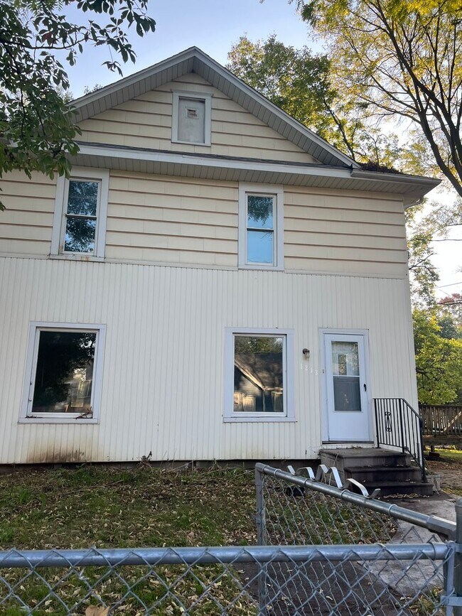 Foto del edificio - Spacious 4 Bedroom House