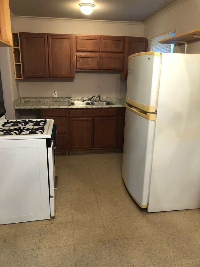 Building Photo - 3 bdrm 1 bath 1 car garage near Apache and...