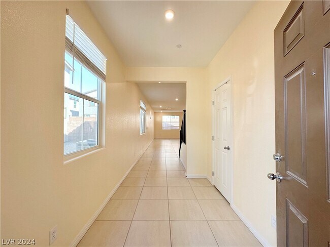 Foto del edificio - 6088 Castle Gardens Ave
