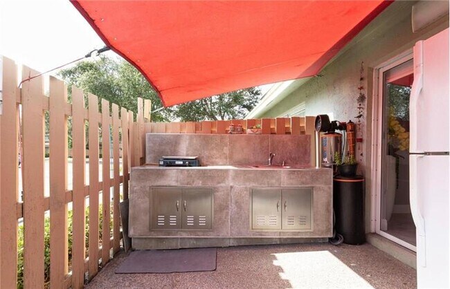 Building Photo - 331 Cypress Way W