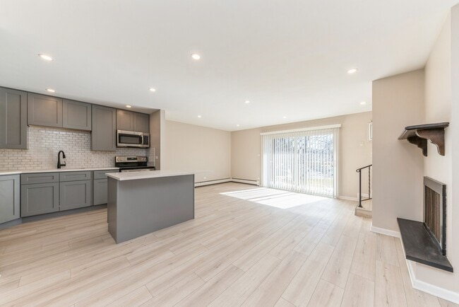 Building Photo - 751 S Dwyer Ave