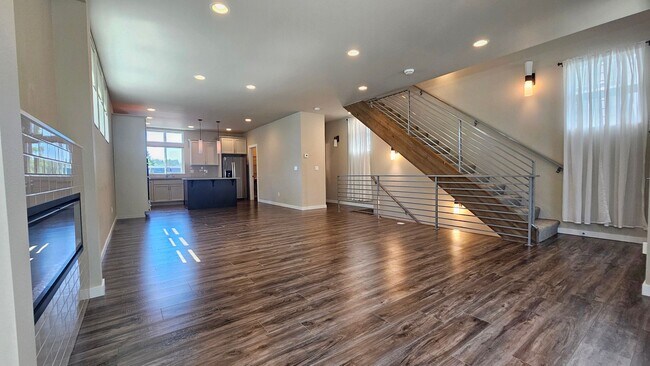 Building Photo - 3 Bed 3.5 Bath Townhome in the Heart of Do...