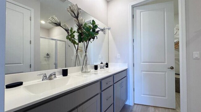 Photo - 5635 S Drive Cir House