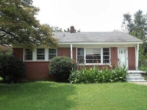 Building Photo - 1642 Oak St