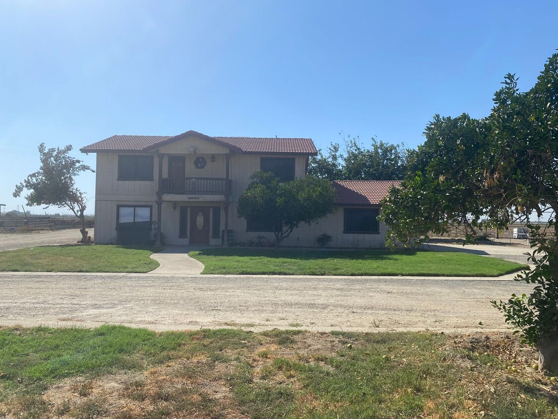 Primary Photo - large home in the country!