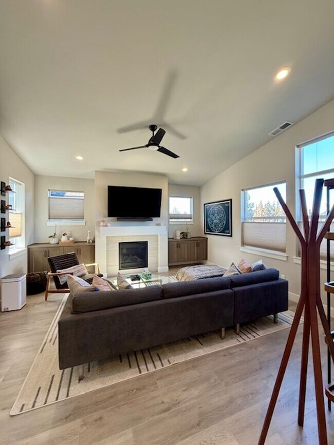 Foto del edificio - Beautiful Easton 3 Bedroom Home | Primary Suite on Main | Loft + A/C | Community Pools & Amenities