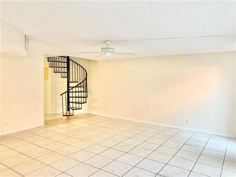 Building Photo - 680 Tennis Club Dr