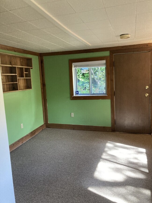 Building Photo - Rustic Cabin on horse farm