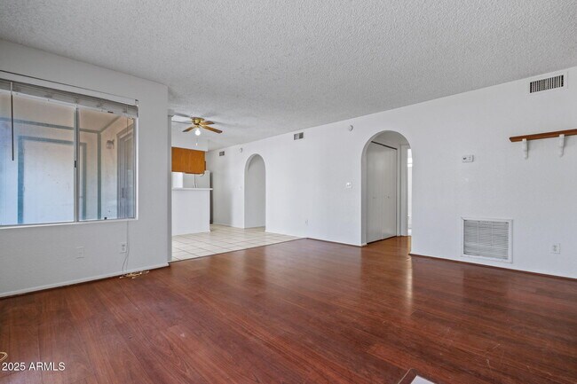 Foto del edificio - 9928 E Birchwood Ave
