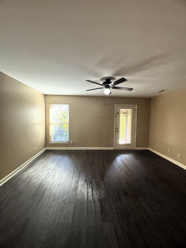 Foto del edificio - Move In Special: 1/2 Off 1st Month's Rent!!