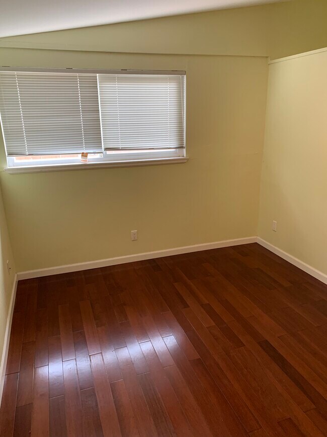 Building Photo - 1208 Manzano Way